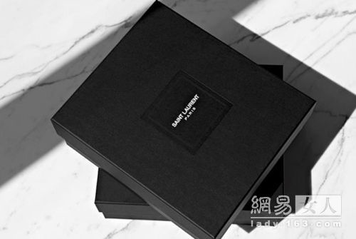 Facebook评论者抨击Saint Laurent Paris新字体