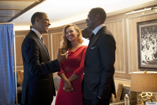 Beyonce身穿红色礼服出席奥巴马总统筹款晚宴