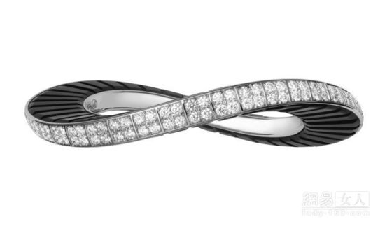 卡地亚高级珠宝手镯白K金，水晶，缟玛瑙，明亮式切割钻石。黑白相间的流畅线条，体现浓烈现代都市风格。