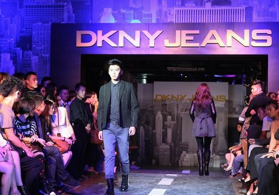 贺军翔为DKNY JEANS登台走秀