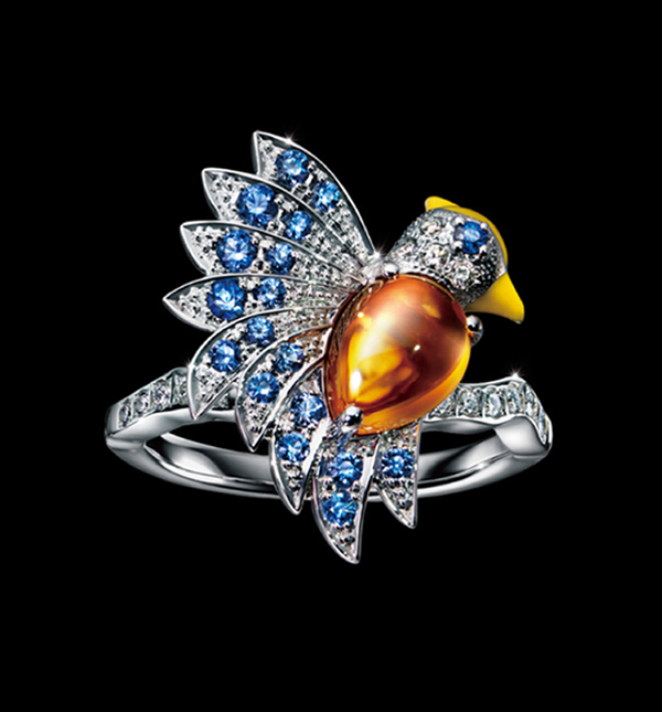 长尾小鹦鹉指环：钻石（0.10 ct）、黄水晶、蓝宝石、黄色珐琅