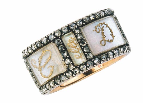 1780 年法国古董戒指，珍珠母贝戒面上用钻石组成的玫瑰排列出“LACD”这四个字母（意为“她已名花有主”），并由“她在爱神的看守之下”这样的字样分隔开来