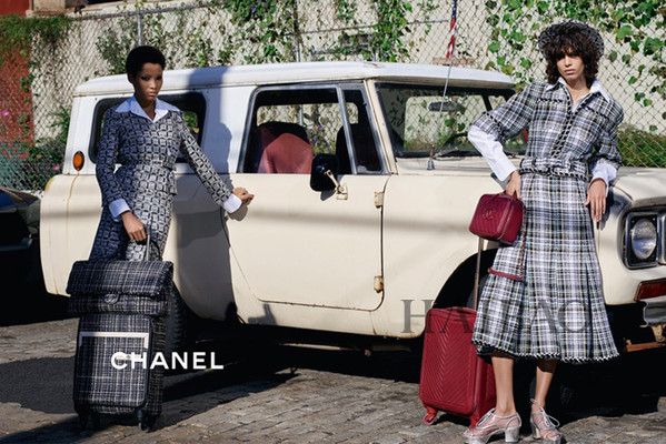 香奈儿 (Chanel) 2016春夏系列广告大片模特：Mica Arganaraz、Lineisy Montero摄影师：卡尔·拉格斐 (Karl Lagerfeld)