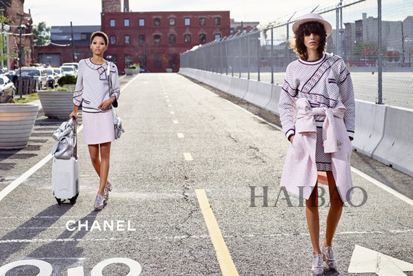 香奈儿 (Chanel) 2016春夏系列广告大片模特：Mica Arganaraz、Lineisy Montero摄影师：卡尔·拉格斐 (Karl Lagerfeld)