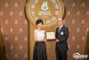瑞士依波路表亚太区行政总裁苏大先生将品牌160周年祖尔斯自动系列纪念腕表赠予赵雅芝女士